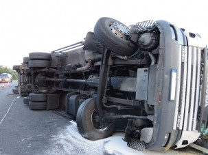 Kamionbaleset, lezárták az M6-ost