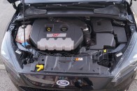 A négyhengeres EcoBoost-motor remekül illik az ST karakteréhez. Bár dízelmotorral is lehet ST-t venni, pár liter nem éri meg az elvesztett benzines élményt