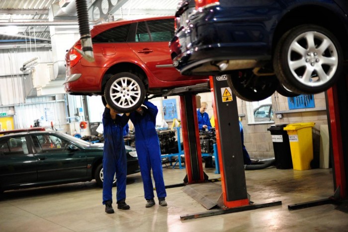 Nyugat-Európában sokkal drágább az autójavítás, a macerás kocsikat megéri elpattintani keletre