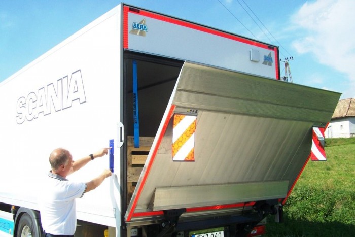 Gázos teherautó az egykori bringagyártótól 10 | Vezess A jármű felépítménye a svéd Skab gyártmánya. A zárt rakodótér 7 550 milliméter hosszú, 2 470 milliméter széles és 2 100 milliméter magas. Szélességét jól szemlélteti, hogy két. szabványos Euro-raklap élére állítva elfér egymás mellett.