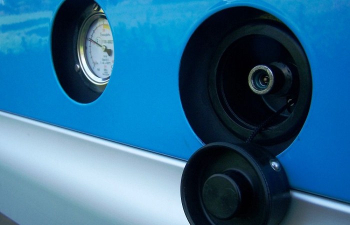 Gázos teherautó az egykori bringagyártótól 7 | Vezess Bal oldalt a gáztartályokban uralkodó nyomás látható, jobb oldalt pedig maga a szelep, ahol CNG-vel tankolható fel a teherautó.