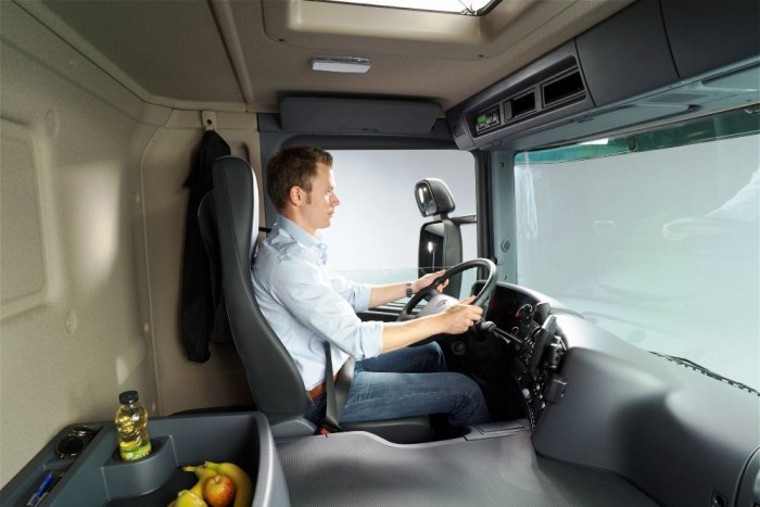 Gázos teherautó az egykori bringagyártótól 8 | Vezess A P-sorozat fülkéi tágasak és számtalan tárolórekesszel rendelkeznek.