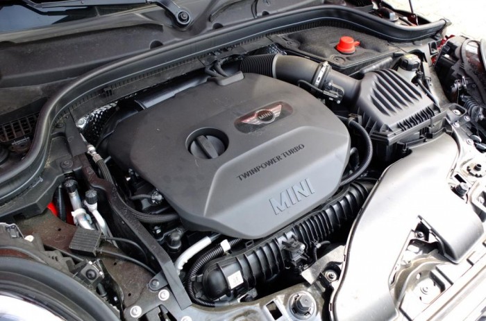 Teszt: MINI John Cooper Works 12 | Vezess A BMW új motorcsaládjának kétliteres, négyhengeres lépcsőfoka nem épp erőtlen fajta. Ebben a verzióban 231 lóerőt teljesít.