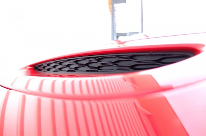 Teszt: MINI John Cooper Works 9 | Vezess Ez az apró részlet említhető negatívumként kívül. A motorháztető erőt sejtető nyílása nem vezet sehova.