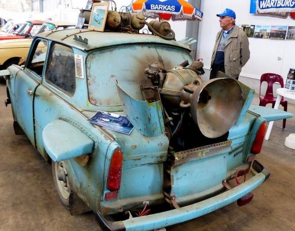 Mindenki a díszkővel borított Trabanton röhög 14