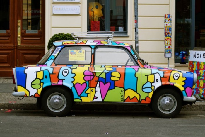 Mindenki a díszkővel borított Trabanton röhög 11