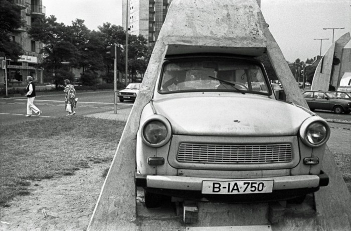 Mindenki a díszkővel borított Trabanton röhög 10