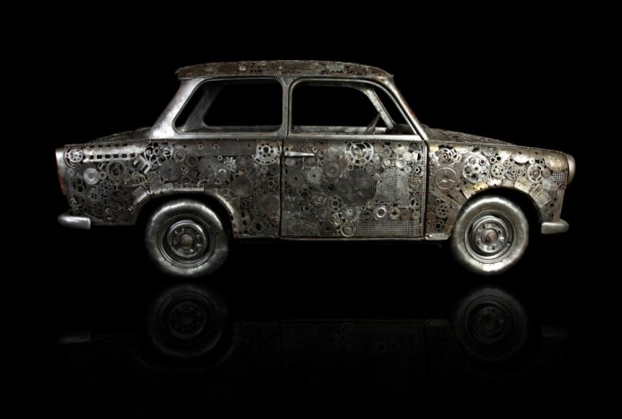 Mindenki a díszkővel borított Trabanton röhög 9