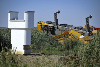 Felborult egy daru a hortobágyi híd építésénél - fotók