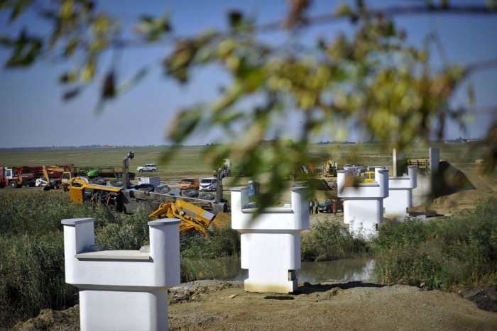 Felborult egy daru a hortobágyi híd építésénél – fotók 6