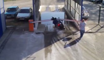 A robogós páros sorompónak hajtott...kétszer