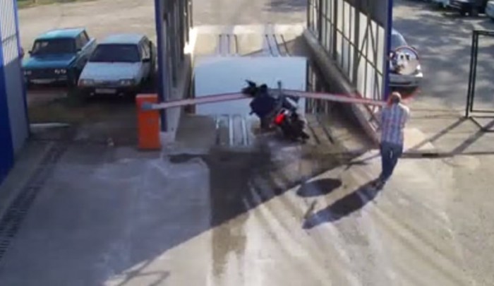 A robogós páros sorompónak hajtott…kétszer