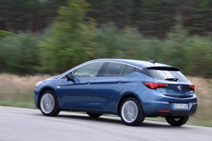 Vezettük: Opel Astra K 2015 13 | Vezess Érezhetően fürge, kecses autó az új Astra. Az egyliteres turbós motor mindenre elég benne. Érdekes a sávtartórendszer, amely nem középen tartja az autót, hanem elengedi a sáv széléig és onnan, a rántásokkal is figyelmeztetve kormányozza vissza az autót, nagyon kitartóan