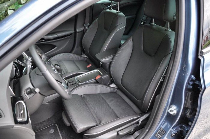 Vezettük: Opel Astra K 2015 8 | Vezess Kellemes az üléshelyzet. Az AGR-ülés sajnos csak a bőrkárpittal csomagban kapható, félmillió forintért, de a képen az egyszerűbb látható, ami szintén jó