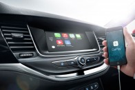 Ez a kevésbé nagy érintőképernyő. Az Astra az Apple CarPlay és az AndroidAuto rendszerekkel is jól boldogul