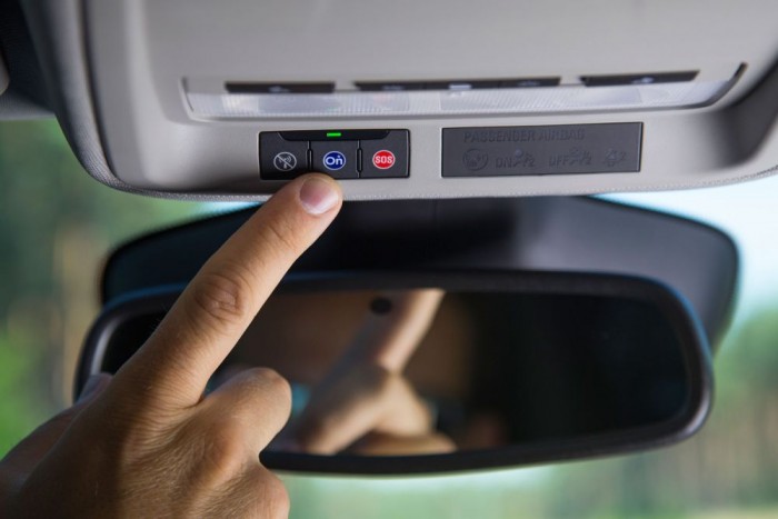 Vezettük: Opel Astra K 2015 9 | Vezess Bal oldalon a WiFi és a helyadat-küldés kapcsolója, mellette az OnStar gombot megnyomva telefonálhatunk az operátornak. Balra a segélyhívó gomb, de légzsáknyitásnál a rendszer magától értesíti a mentőket és átadja az autó koordinátáit