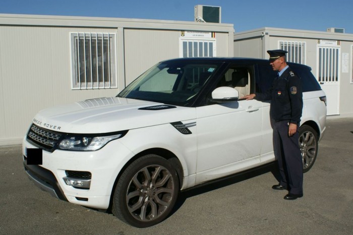 Azt hitte, át tudja csempészni a Bentleyt a határon 7