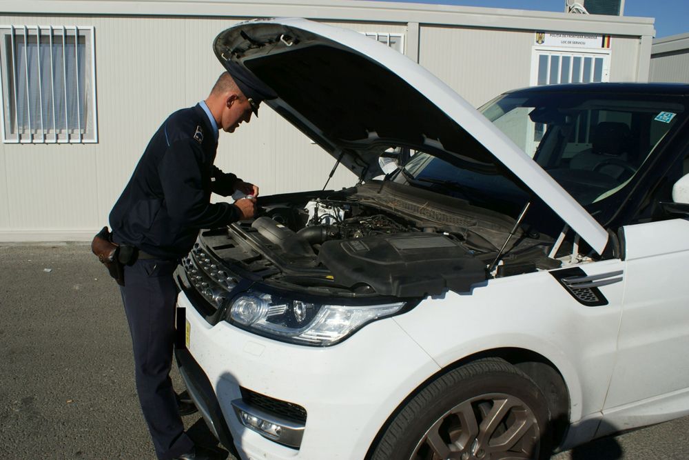 Azt hitte, át tudja csempészni a Bentleyt a határon 8