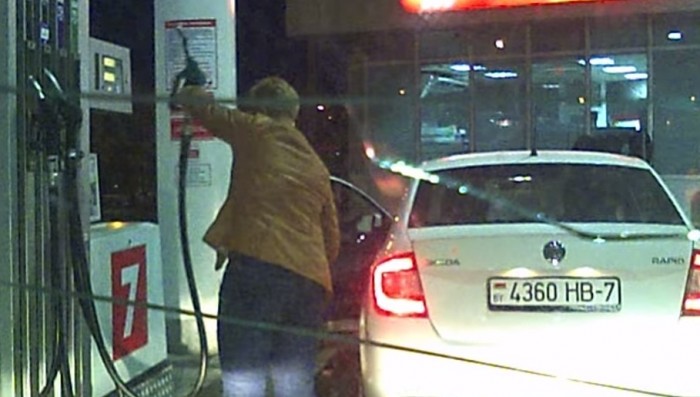 Egy nő bénázik a benzinkúton, de nem ezért szomorú a videó