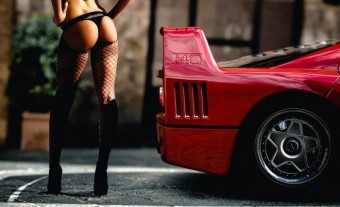 Autók és csajok - Pikáns fotók péntekre