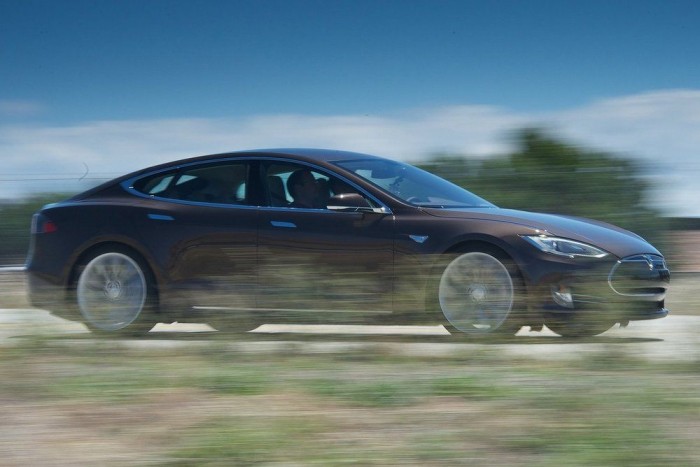 A világ első, tisztán elektromos nagyautója. 4,4 másodperces gyorsulás százra, 220 km/óra végsebesség, 400 kilométer fölötti hatótávolság, és ez csak az alapmodell, mert a csúcsverzió úgy megy, mint egy szupersportkocsi. Tényleg.