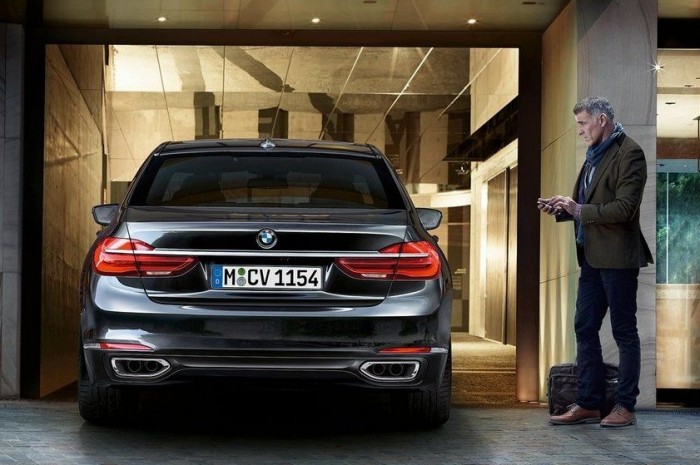 Távvezérelt, automatizált parkolórendszer, amelynél a gépkocsi teljes egészében emberi segítség nélkül hajtja végre a manővert.