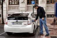 Az első konnektoros Prius hibrid, amely egyébként sima hálózati konnektorból is tölthető. 2,1 literes átlagfogyasztás, 49 g/km CO2-kibocsátás.