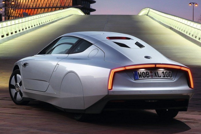 Az előszériás XL1 a világ legtakarékosabb hibrid járműve, 75 lóerős rendszerteljesítménnyel és 0,9 l/100km átlagfogyasztással. 