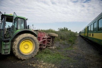 Traktorral ütközött a vonat Szigetvárnál - fotók