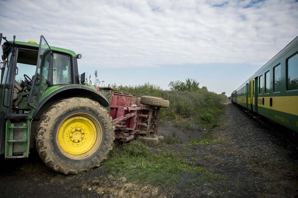 Traktorral ütközött a vonat Szigetvárnál – fotók 6