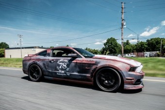 Rozsdás Ford, ami lever a lámpánál