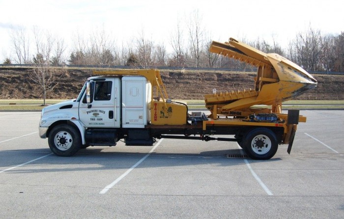 Teherautó, ami fákat kap ki a földből