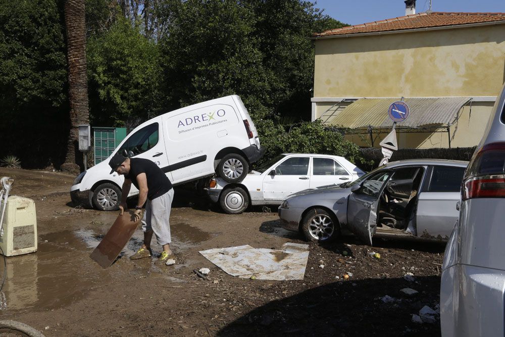 Szörnyű pusztítást végzett a víz a francia utakon – videó 1