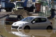 Szörnyű pusztítást végzett a víz a francia utakon – videó 18