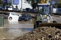 Szörnyű pusztítást végzett a víz a francia utakon – videó 19