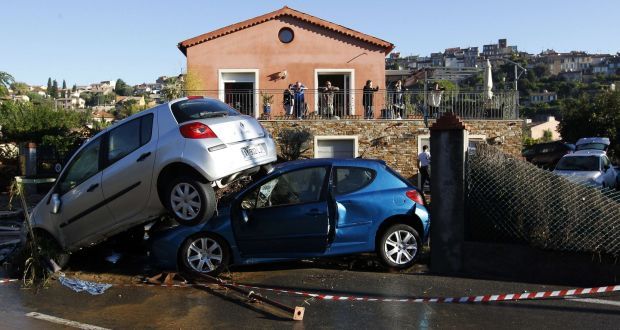 Szörnyű pusztítást végzett a víz a francia utakon – videó 13