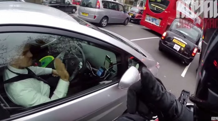 Végre! – Jó fej autósokat mutat egy motoros