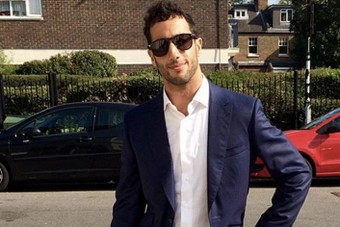 F1: Ricciardo valami nagyon furcsát csinált az utcán