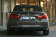 A 4-es nem egyszerűen egy szebbre rajzolt 3-as BMW. Szélesebb a nyomtávja és mélyebb a súlypontja, mint a 3-as limuzinnak