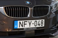 Ronda műanyag pajzs takarja a követőradaros tempomat távolságérzékelőjét. Kár érte, de a BMW-k adaptív tempomatja nagyon jól működik