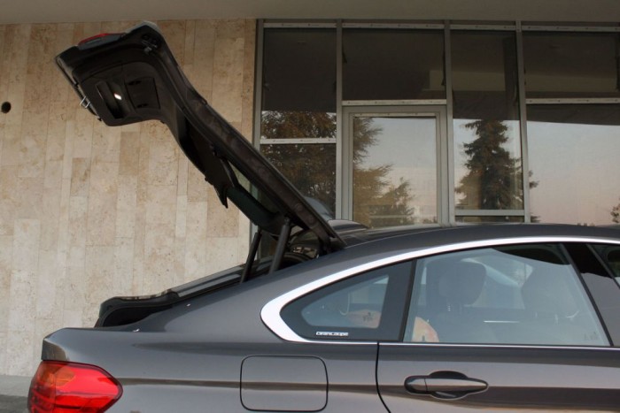 Teszt: BMW 420d Gran Coupé 4 Okos megoldás az ötödik ajtó, síelőknek is. A merev kalaptartó a fedélel együtt nyílik és sosincs útban