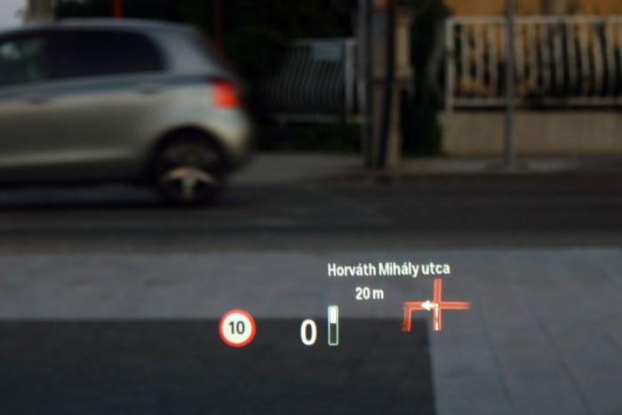 A táblafelismerés és a navigáció is használja a szélvédőre vetített kijelzőt