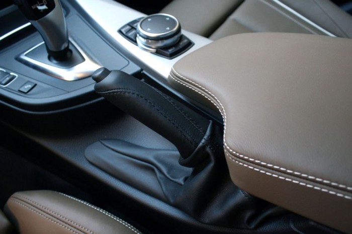 Teszt: BMW 420d Gran Coupé 5 A kézifékkar borítása is lehet átlagon felüli az Individual opcióival. Reméljük, a BMW még sokáig kitart a rendes kézifék mellett, legalább lehetőségként a nyomógomb mellett