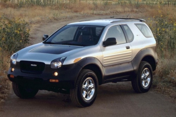 Autóbuzik szégyellnivaló álmai 6 | Vezess Isuzu VehiCROSS (1997-2001). A kevéssé ismert japán márka főként haszonjárműveiről és terepjáróiról ismert (bár volt pár elvetemült személyautója is: Gemini, Piazza). A VehiCROSS egy amerikai piacra szánt (ennek megfelelően csak hathengeres benzinmotorral készült), különleges formájú SUV. Mindössze hatezer példány készült belőle. Valami olyan ez, mint amit a Suzuki akart létrehozni az X90-essel - csak szép. Szerintem. (Rácz Tamás álma)