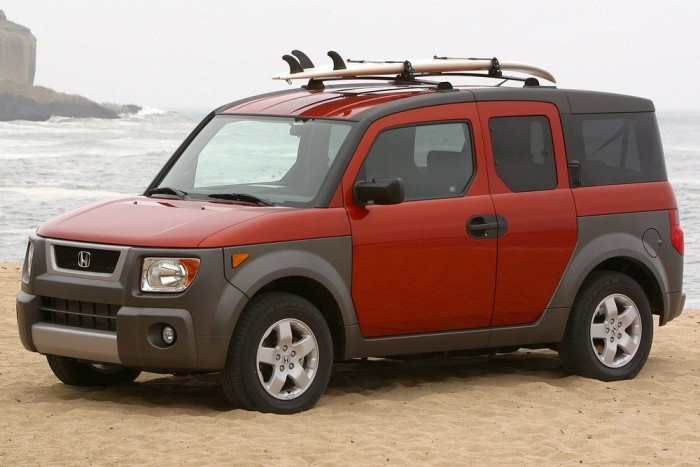 Autóbuzik szégyellnivaló álmai 9 | Vezess Honda Element (2003-2011) A kockaforma, Amerikának szánt japán autók egyike, olyan, mint a Scion Xb, csak szebb és különlegesebb. Kizárólag 2,4 literes, négyhengeres benzines motorral készült, fronthajtással vagy 4x4-gyel, automatával vagy kézi váltóval is meg lehetett rendelni. Öngyilkos ajtós, praktikus, és van olyan ember, aki szerint szép is. (Svékus Gergely kedvence)