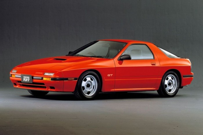 Autóbuzik szégyellnivaló álmai 10 | Vezess Mazda RX-7, második generáció (1988-1991). Kevesen említik ezt a modellt, ha valami vágyott sportautót kell mondani: a formában is van egy kis keleties idegenszerűség, a wankel-motoros technika pedig legalább olyan problémás bír lenni, mint amilyen különleges. (Horváth Zsolt jelöltje)