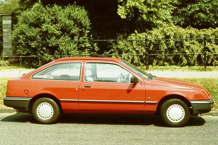 Autóbuzik szégyellnivaló álmai 11 | Vezess Ford Sierra (1982-1994), de csak a háromajtós! Szintén nem sok embernek ugrik be a Sierra elsőre, ha arról kérdezik, milyen autóra vágyik a '80-as évekből - Szörényi Andrisnak viszont a háromajtós, színes hűtőmaszkos első szériás Sierra valamiért felkerült a legtitkosabb bakancslistájára. Az egyetlen autó a tízes listánkból, amit nem értek: azon kívül, hogy a jó végén hajt, mi szépet láthat ebben a csótányban kedves kollégám? (Szörényi András választása)