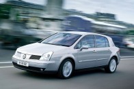 Renault Vel Satis (2002-2009) Szintén az Avantime-érából származik a Renault, hogy úgy mondjam, különleges formájú prémium-ötajtósa. Több mint 60 ezer kelt el belőle világszerte, tágas utastere és persze rátarti, franciás mássága érdekes alternatívává tette az unalmas felső-középkategóriás limuzinok mellett. (Szörényi András látta meg benne a szépet)