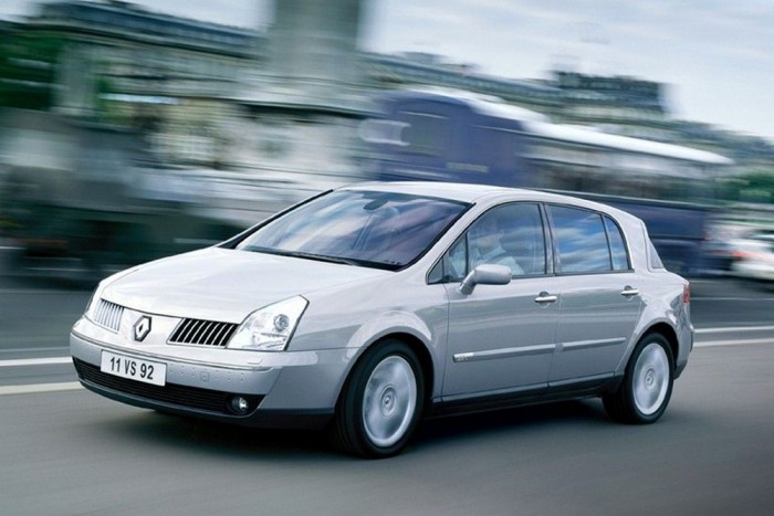 Autóbuzik szégyellnivaló álmai 13 | Vezess Renault Vel Satis (2002-2009) Szintén az Avantime-érából származik a Renault, hogy úgy mondjam, különleges formájú prémium-ötajtósa. Több mint 60 ezer kelt el belőle világszerte, tágas utastere és persze rátarti, franciás mássága érdekes alternatívává tette az unalmas felső-középkategóriás limuzinok mellett. (Szörényi András látta meg benne a szépet)