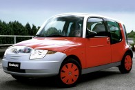 Fiat Ecobasic (2000) Az ezredfordulós kisautó-tanulmányban a Fiat számos későbbi modelljének formai ötleteit felfedezhetjük, persze csak ha képesek vagyunk huzamosabb ideig ránézni. A Panda, az Idea tükröz vissza valamicskét belőle és az 1,3 literes dízelt is ebbe a dologba álmodta bele először a Fiat. (Svékus Gergely perverz álma)